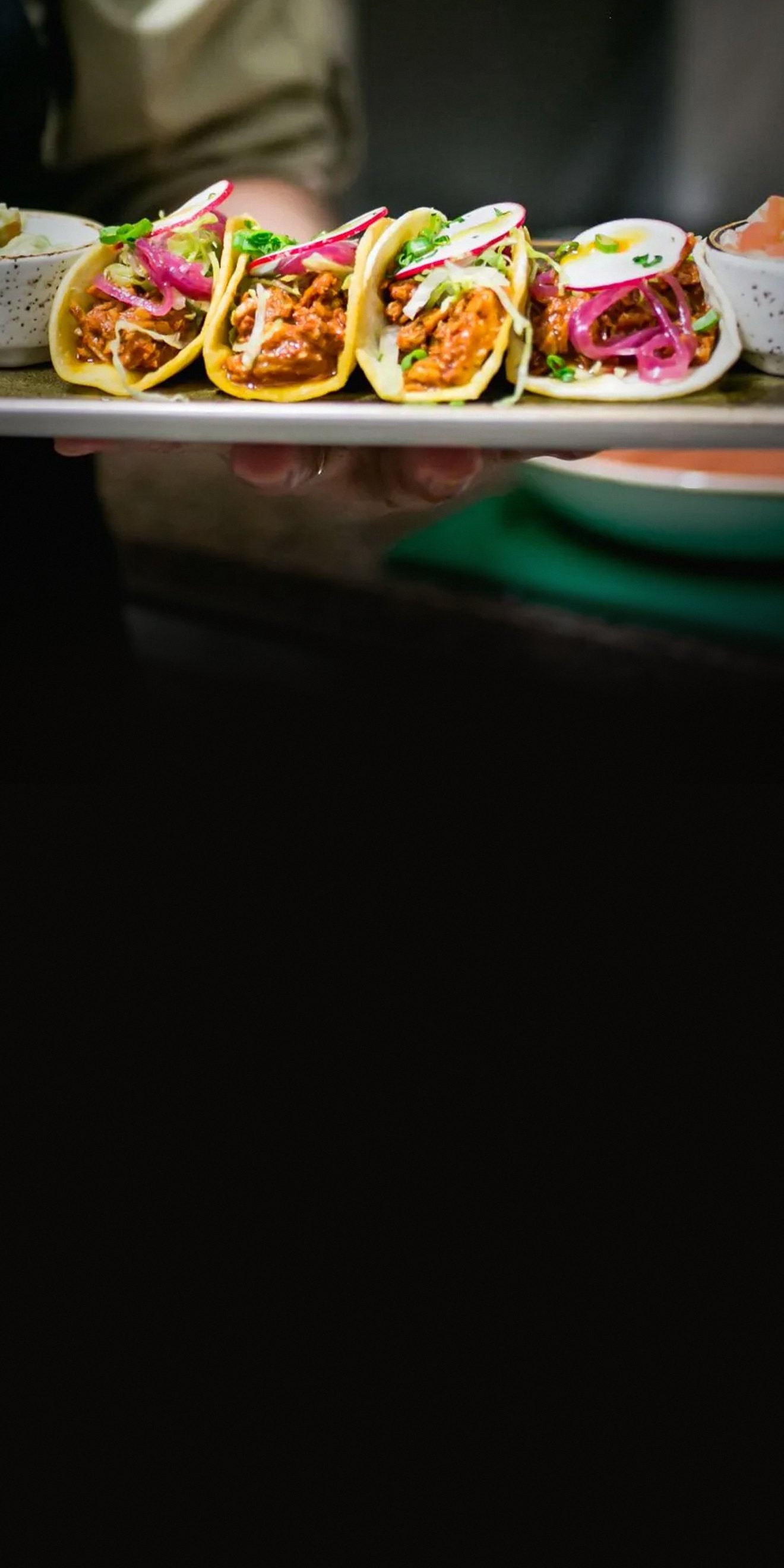 Šefas Rodrigo su Agave prijuoste neša tacos padėklą